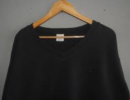 PLAIN BLACK SWEATSHIRT